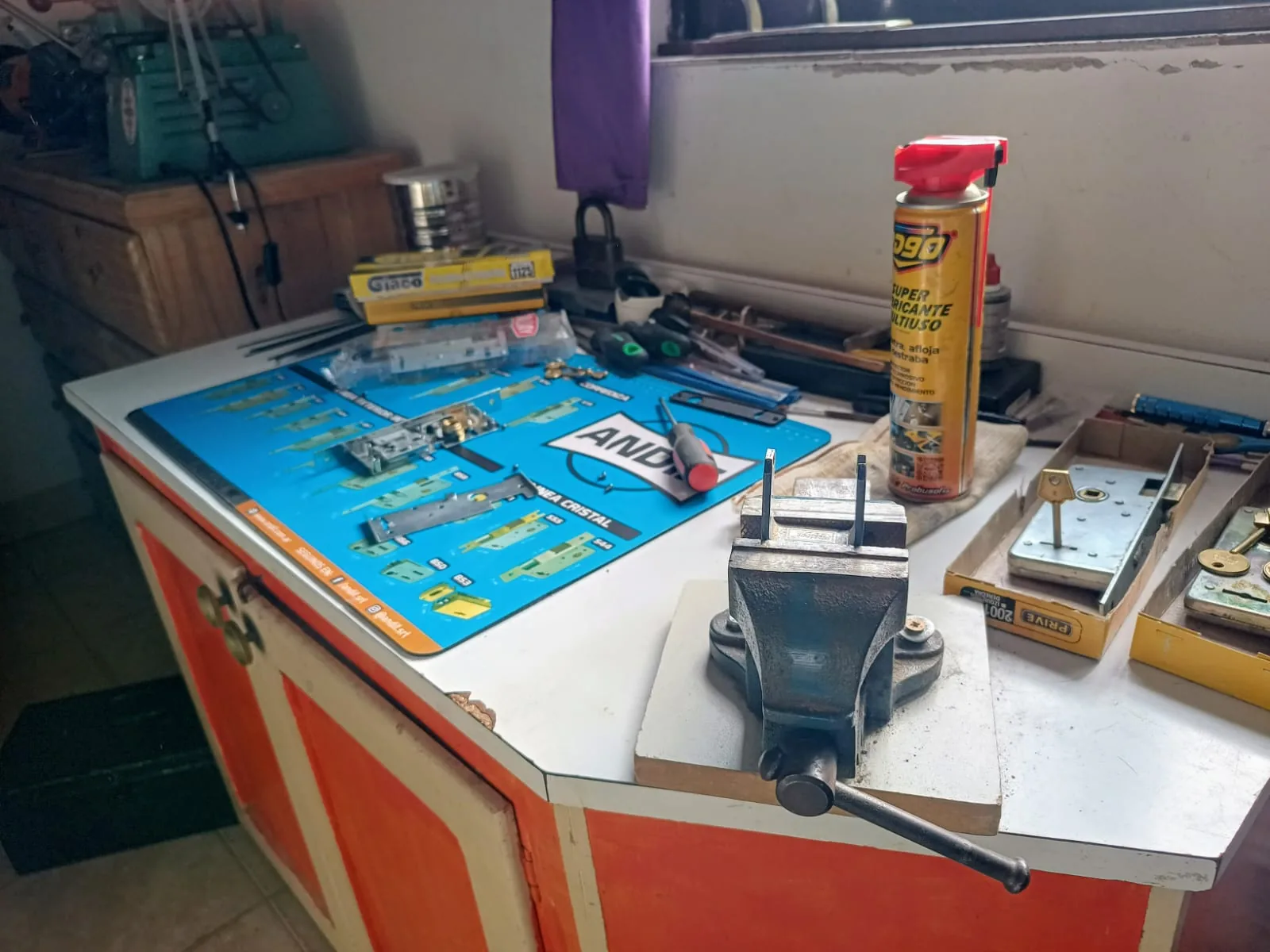 Candados y accesorios del taller de cerrajería